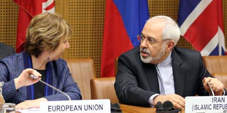 Ngoại trưởng Iran Mohammad Javad Zarif (phải) hội đàm với người đứng đầu chính sách đối ngoại EU Catherine Ashton